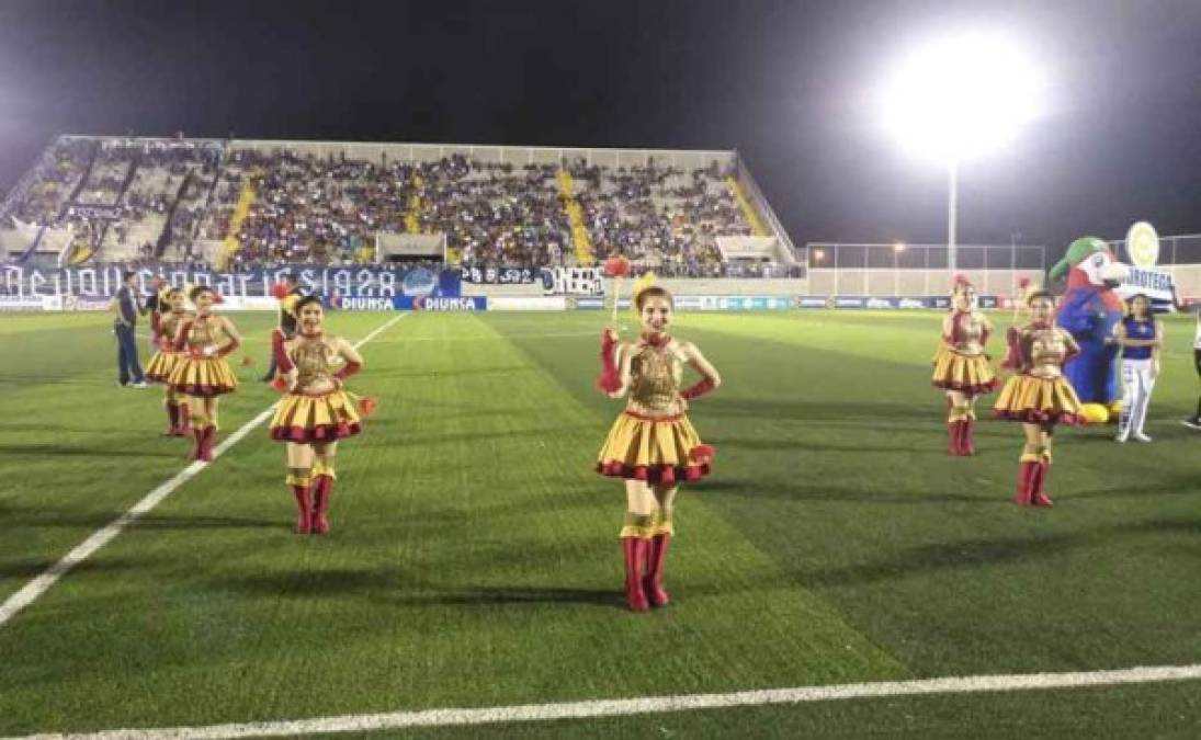 Estas palillonas llegaron al estadio de Choluteca para poner el ambiente en el UPN vs Motagua.