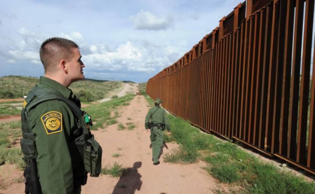 'La gente quiere seguridad fronteriza y chequeos rigurosos', afirmó el presidente Trump al prometer de nueva cuenta que construirá el muro en la frontera con México.