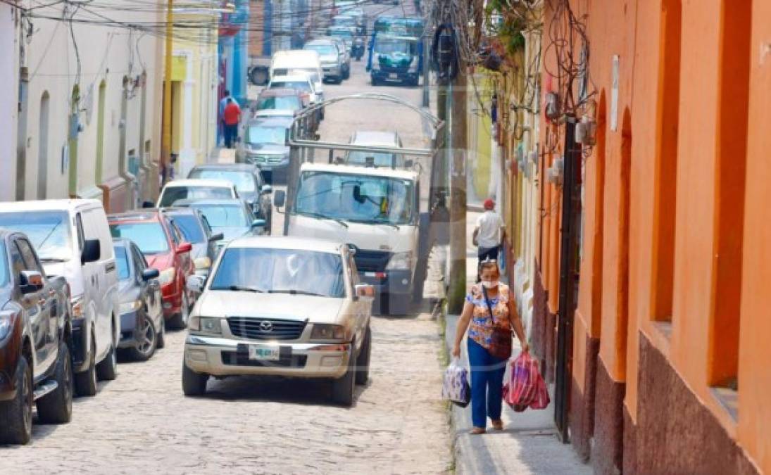 En el centro de la ciudad hay tráfico vehicular regular y decenas de personas en las calles haciendo compras. Todo parece como un día normal sin emergencia sanitaria por la pandemia del COVID-19. Fotografía de la Calle Real Centenario, donde hay varias bodegas que venden abarroterías.