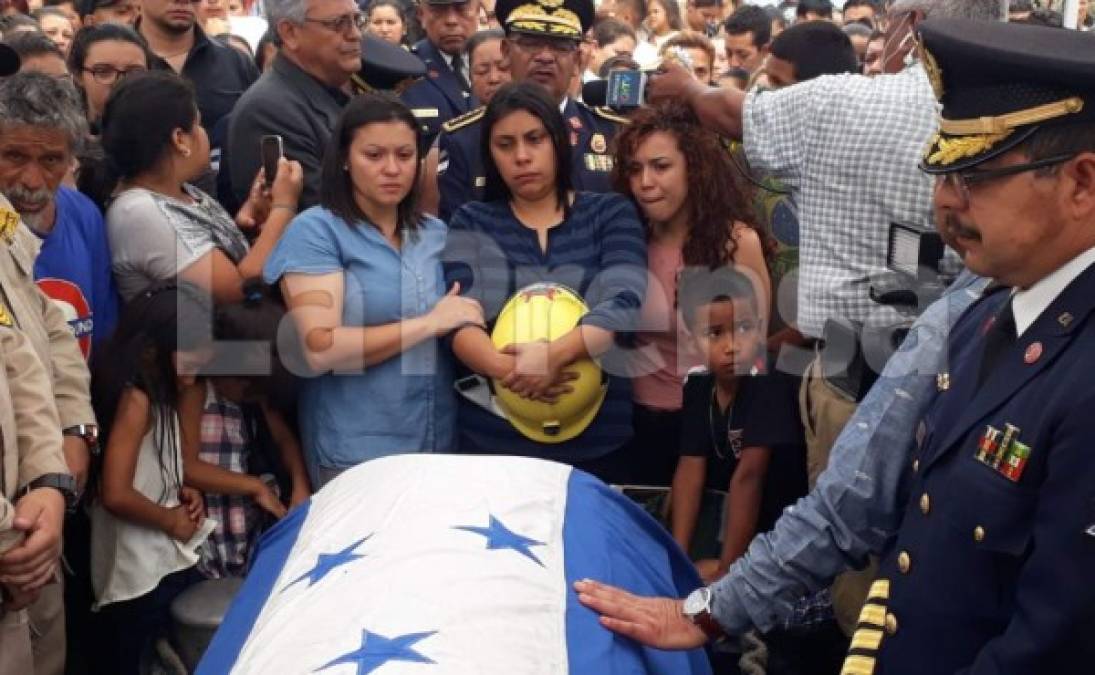 Familiares y amistades despidieron con honores al subteniente primero Felipe Varela. La tristeza en sus rostros mostraba el gran cariño que se había ganado.