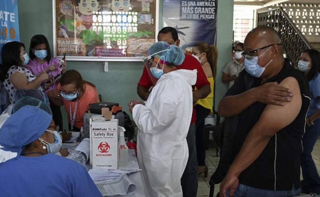 Las personas son inoculadas con vacunas AstraZeneca contra covid-19 en el centro de salud Alonso Suazo en Tegucigalpa. Foto AFP