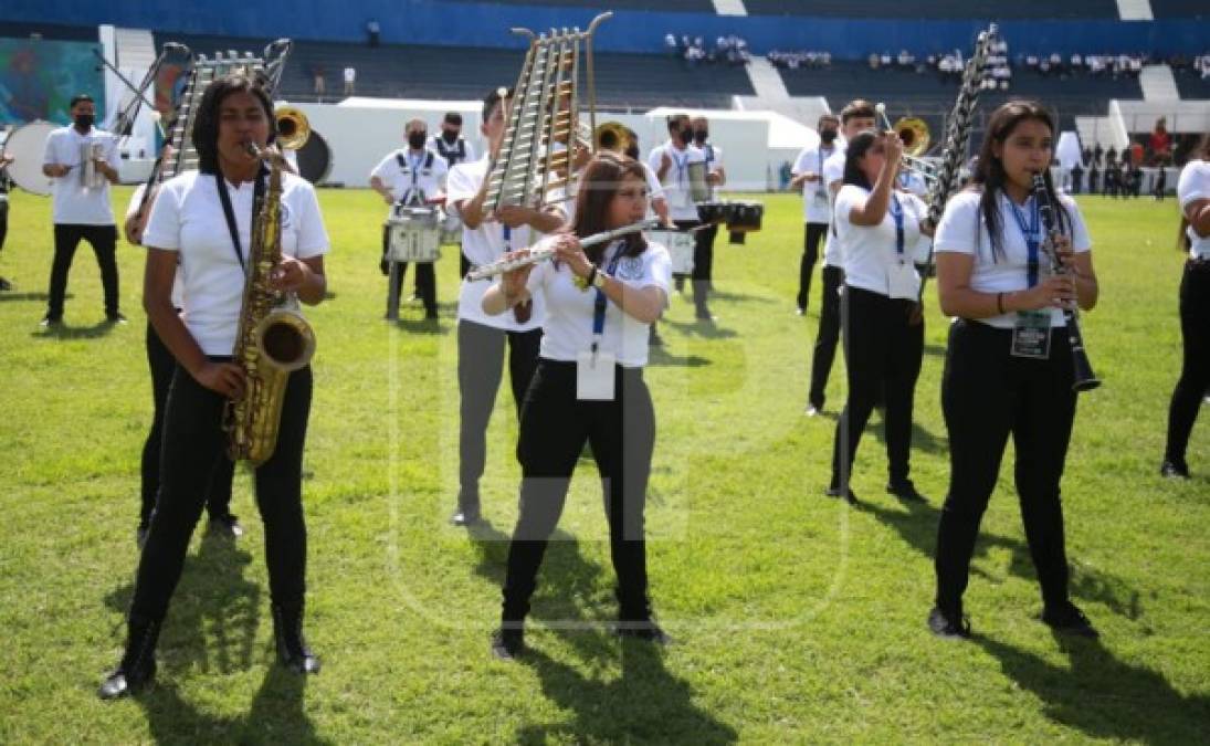 Jóvenes compartiendo piezas músicales en conmemoración al Bicentenario.