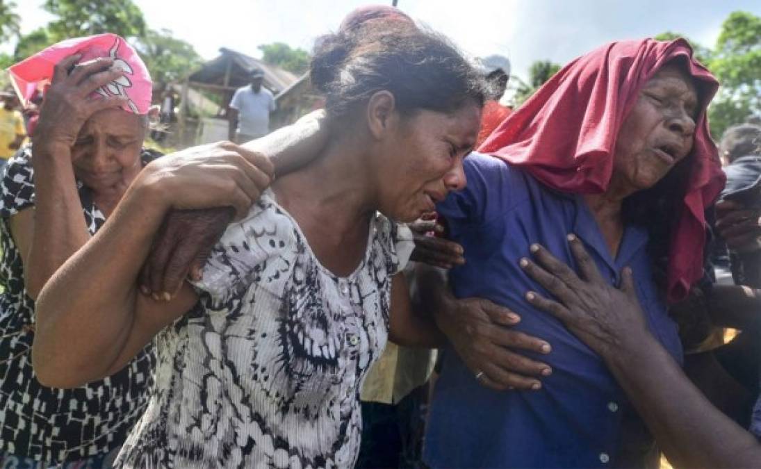 Familiares de una de las víctimas de un accidente de bote el pasado miércoles, lloran su muerte durante su funeral en Prumitara Village, cerca de Puerto Lempira, Honduras. Foto: AFP