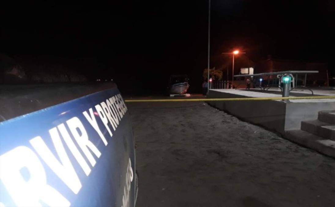 La Policía indaga en el móvil del asesinato de dos hombres afuera de restaurante en Puerto Cortés.