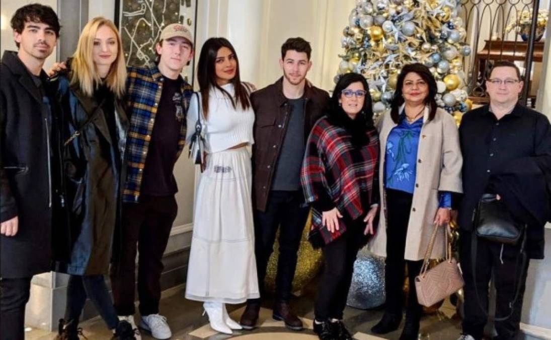Priyanka Chopra y Nick Jonas pasaron su primera Navidad como marido y mujer junto a Joe Jonas, Sophie Turner, los padres de los Jonas, Paul Kevin y Denise Miller, y la madre de Priyanka Madhu Chopra.<br/><br/><br/>