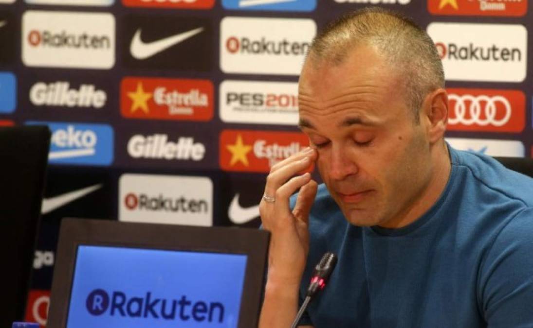 'Esta rueda de prensa es para hacer pública la decisión de que esta temporada es la última' en el Barcelona, dijo entre lágrimas Iniesta.
