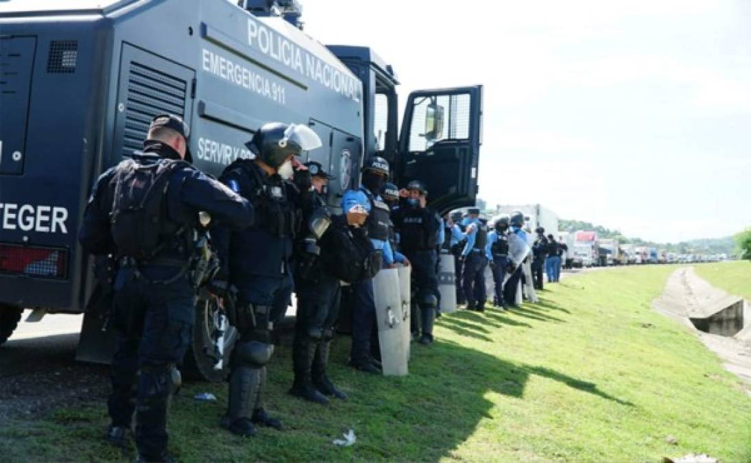 Los agentes dieron un límite de tiempo a los transportistas para mantener firmes las protestas.