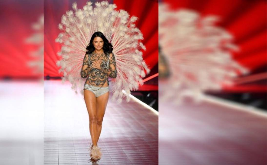 La modelo Adriana Lima se despidió de las pasarelas de Victoria's Secret al desfilar en su último fashion show 2018. El tradicional evento de lencería se celebró en Nueva York. Cada año, el show de Victoria's Secret reúne a sus famosos modelos para lo que siempre es un gran espectáculo de pasarela reluciente.