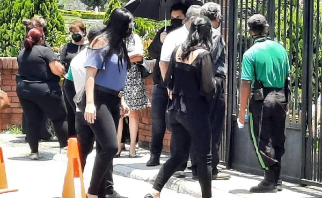 Conocidos de Yolanda Chávez se hicieron presentes a las afueras de la funeraria. Foto cortesía Hoy Mismo