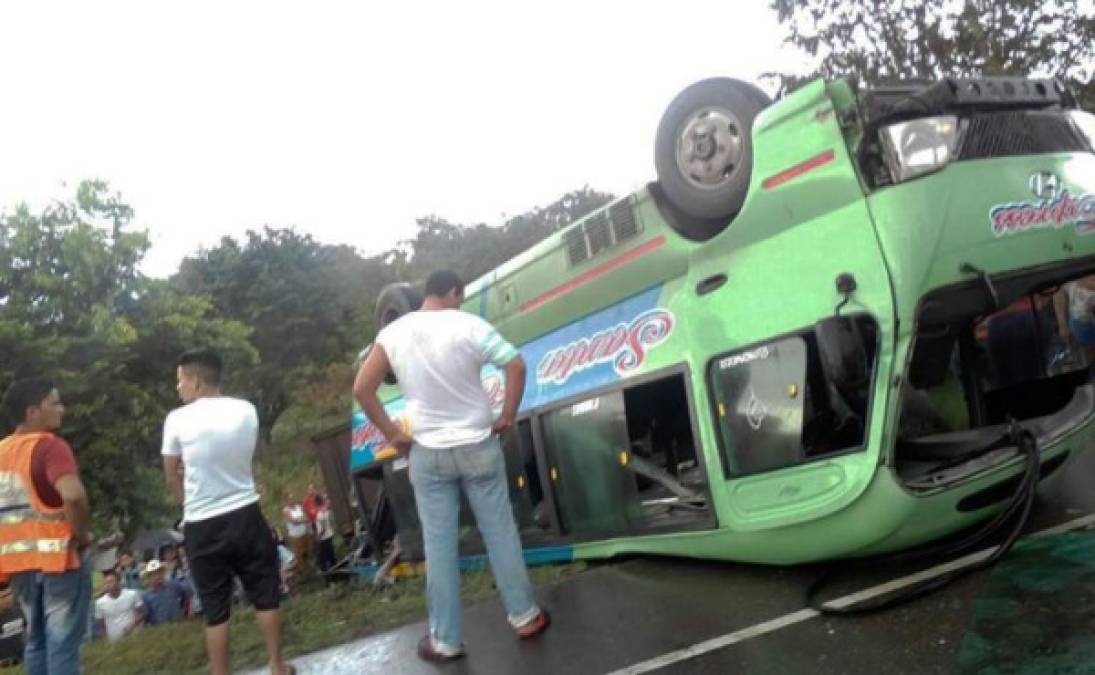 4 de febrero - La Barca<br/><br/>Dos muertos, entre ellos una mujer embarazada, y siete personas resultaron heridas en el choque entre un bus rapidito y una rastra en la carretera CA-5 a la altura de La Barca.