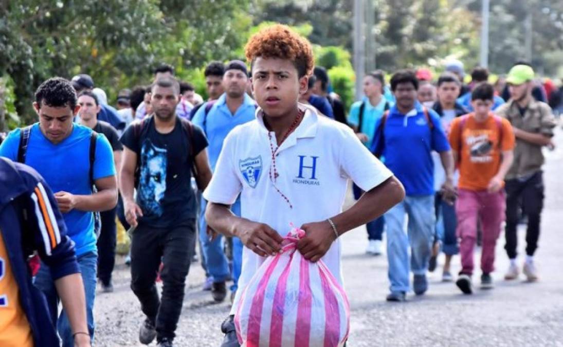 Wilmer Gabriel Benítez, de 30 años, iba con su hijo de 10 junto a otros cuatro hombres que no pudieron cruzar. 'Vamos a esperar que vengan los demás' para cruzar en grupo, recomendó Benítez a sus acompañantes.