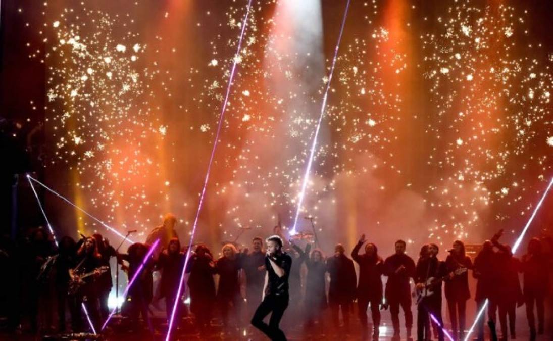 Dan Reynolds del grupo Imagine Dragon en su presentación en los American Music Awards 2014.