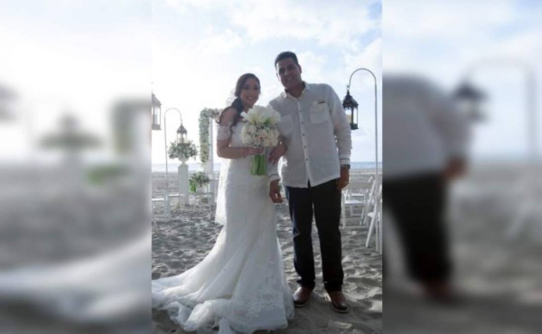 La cálida brisa y el sonido del mar crearon el ambiente perfecto para que los enamorados Osman Alexander López Maldonado y Andrea Michelle Aquino Sierra celebraran su enlace matrimonial.<br/><br/>Familiares y amistades de la pareja se trasladaron hasta La Ensenada Beach Resort, Tela, para celebrar y ser testigos de ese momento único.<br/><br/>Novios. Andrea Michelle Aquino y Osman Alexander López. Fotos: Gilberto Sierra