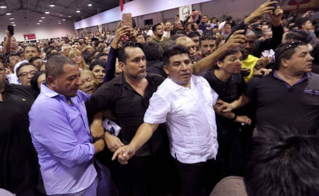 Muchas personas fueron las que asistieron al velatorio en la sede de la Alianza Popular Revolucionaria Popular de Estados Unidos. Foto AFP.