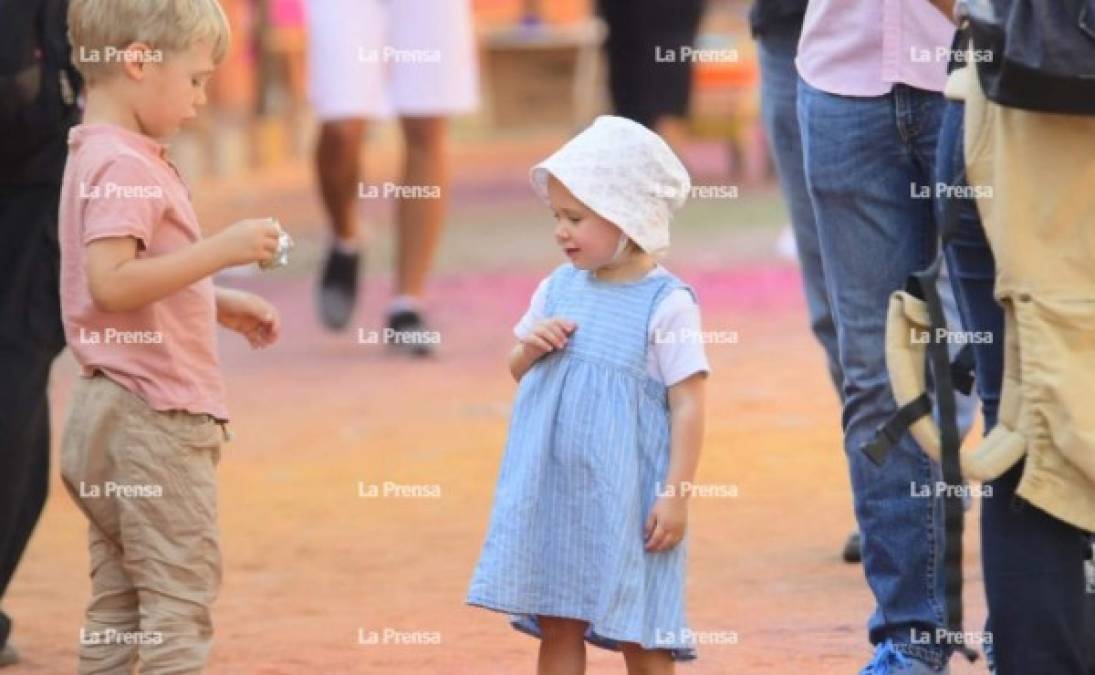 Pequeños también engalanaron las alfombras en el centro del país.