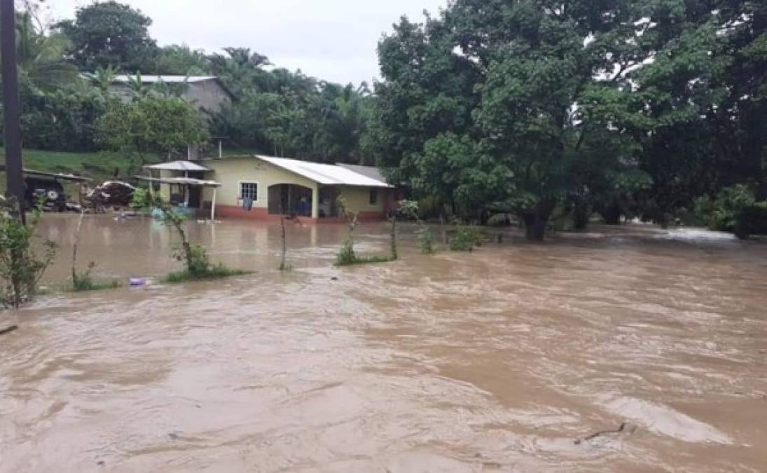 Varias zonas inundadas este martes en el municipio de Jutiapa, Atlántida.