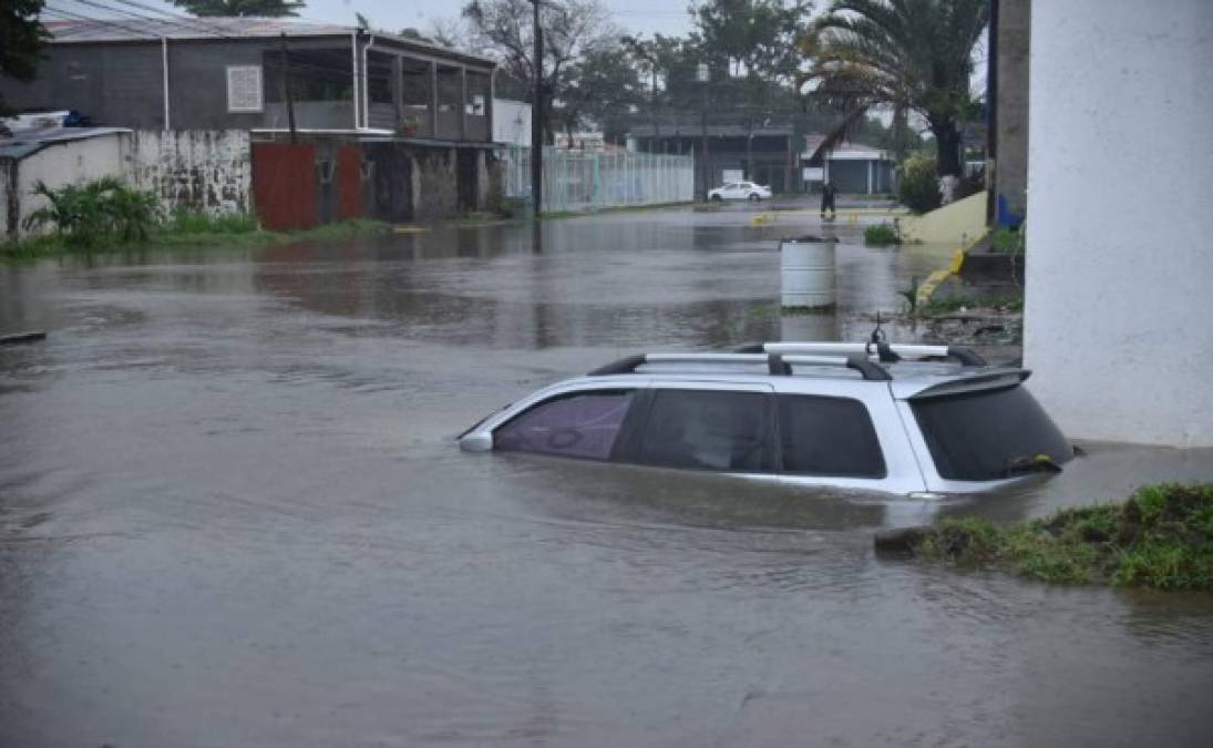 El mal tiempo también ha obligado a las autoridades a suspender las actividades marítimas y aéreas, a su vez, llaman a los conductores de vehículos a conducir con cuidado.