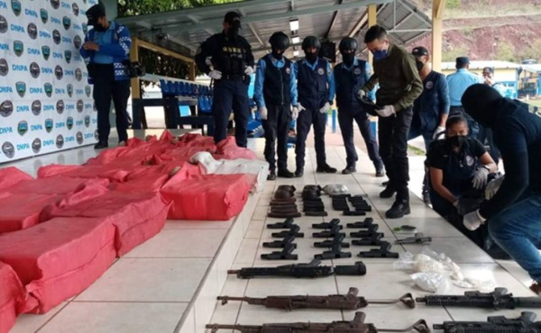 Las autoridades también decomisaron siete armas de fuego, de las cuales tres son AK-47 y cuatro fusiles AR-15.