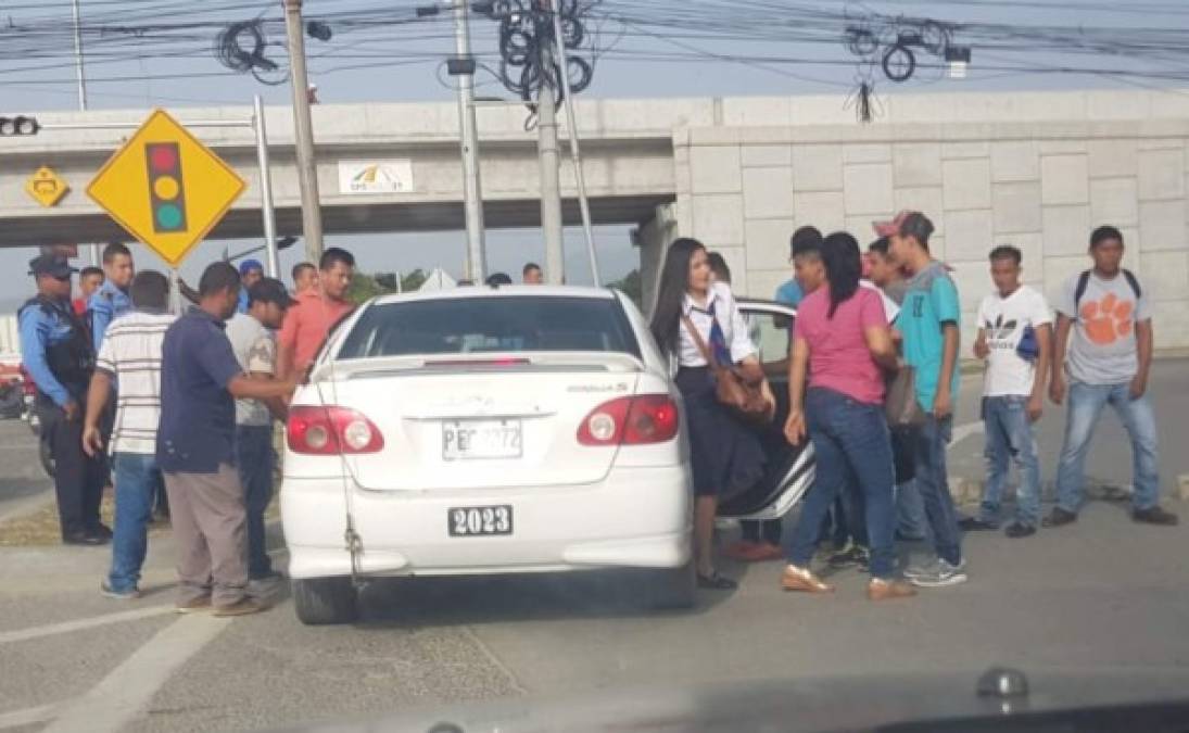 Los transportistas se colocaron sobre el puente en la entrada de la colonia Santa Martha para impedir el paso de los transportistas.