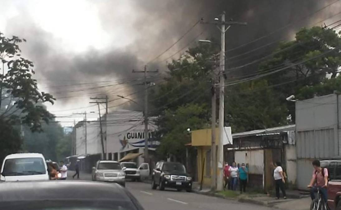 El incendio se registró cerca de los puestos de comida, por lo que varios cilindros de gas explotaron y aumentaron las llamas.