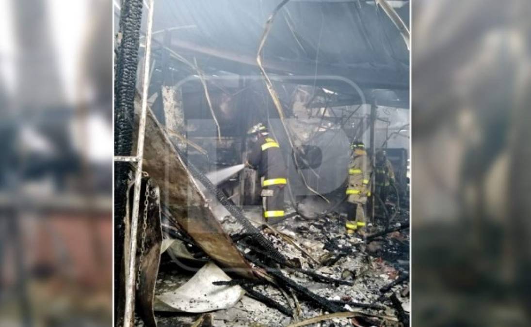 El Cuerpo de Bomberos de la ciudad desplazó varias unidades para sofocar las llamas. El fuego fue controlado, pero no se pudo evitar que varios locales fueran consumidos.