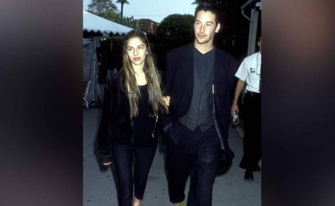 Sofia Coppola y Keanu Reeves: El cine se dio banquete con esta pareja en 1992, cuando el actor Keanu Reeves y la cineasta Sofía Coppola se hciieron novios. Ellos se conocieron mientras Keanu filmaba la cinta Drácula, dirigida por Francis Ford Coppola.