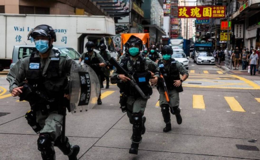 La policía dispersó con proyectiles de gas pimienta a un centenar de activistas que gritaban consignas en un barrio comercial del centro de Hong Kong e informó del arresto de unos 300, en su mayoría adolescentes, según las imágenes difundidas en directo.