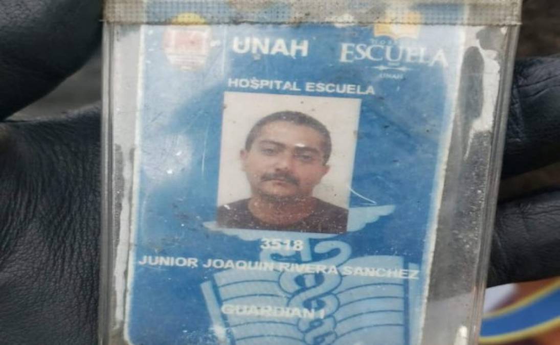 Carné de uno de los detenidos dentro de la ambulancia en la capital.