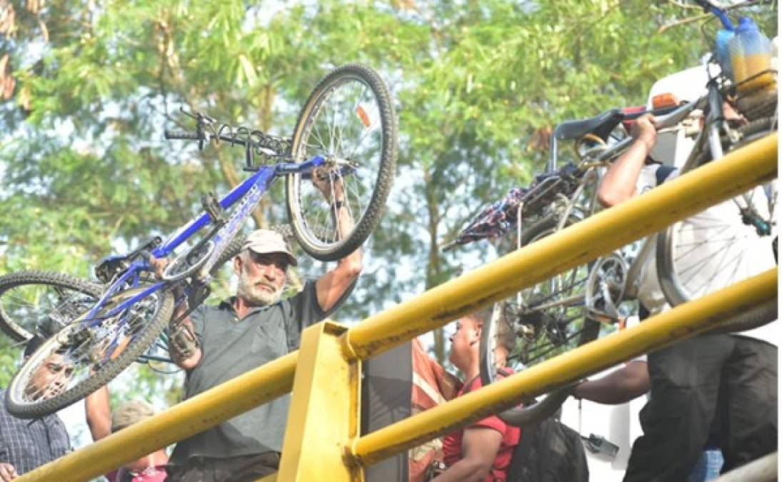 En la zona litoral las personas tuvieron que hasta llevar en hombros sus bicicletas para poderse movilizar.