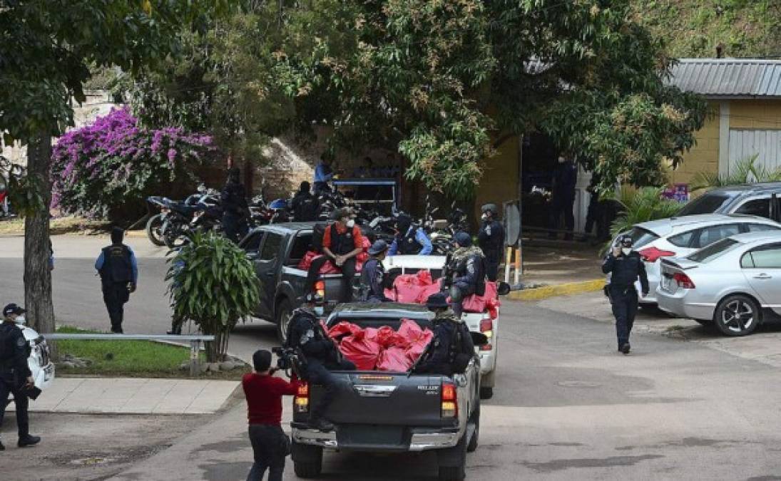 Vista de las camionetas pick-up con los 1,400 kilos de supuesta cocaína incautados. Foto AFP