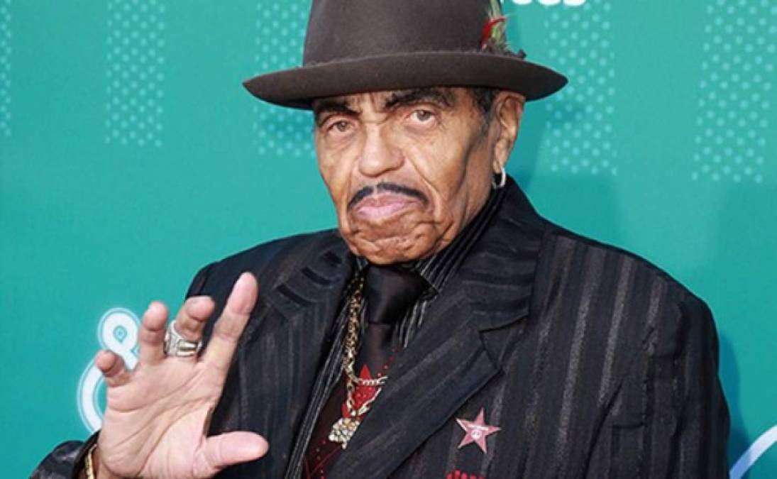 Joe Jackson, padre de Michael Jackson, murió de cáncer el miércoles 27 de junio.<br/><br/>El patriarca de la familia Jackson tenía 89 años de edad, había estado luchando contra un cáncer de páncreas terminal. <br/><br/>El 21 de junio, Joe fue hospitalizado debido a su estado de salud. Unos cuantos días anteriores a la hospitalización, Jackson compartió un tuit donde insinuaba que le quedaba poco tiempo: 'He visto más puestas de sol que las que me quedan por ver', escribió y añadió: 'El sol sale cuando llega el momento y, te guste o no, el sol se pone cuando llega el momento'.<br/><br/>Joe es recordado por impulsar las carreras de sus hijos en la industria de la música, primero con el grupo The Jackson 5, y luego la de Michael y Janet Jackson como solistas.<br/><br/>También se le recuerda por la polémica generada cuando sus hijos lo acusaron de ser un padre abusivo, que llegó a maltratarlos física y emocionalmente. En 2010 Joe respondió pero, lejos de disculparse, dijo que sus métodos hicieron que sus hijos tuvieran éxito y los mantuvieron alejados de la cárcel.