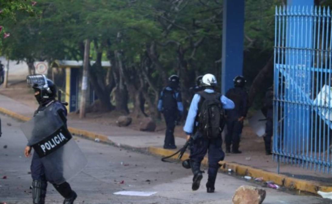 Los supuestos universitarios obstaculizaron el tránsito vehicular por más de dos horas.