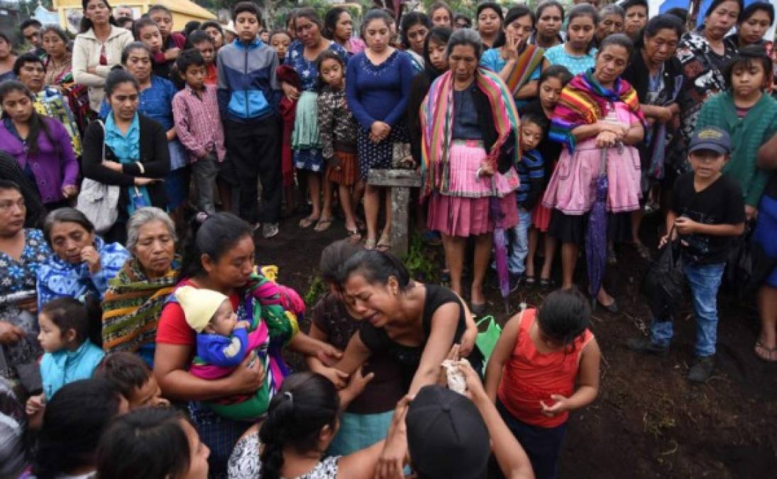 Entre dolor y llanto fueron enterrados varias de las víctimas de la fuerza devastadora del volcán de Fuego.