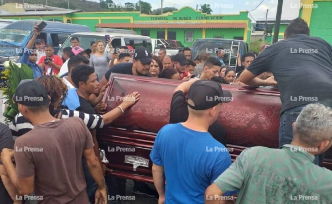 El féretro fue transportado en un carro pick up; luego fue cargado por amigos del fallecido.