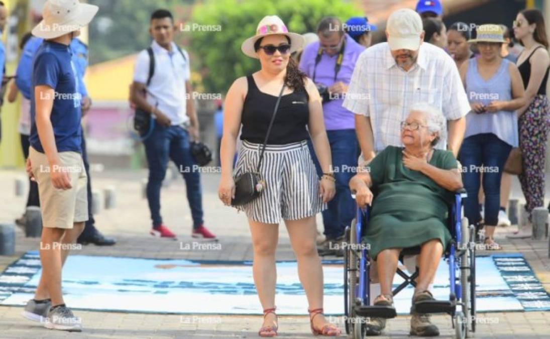 Personas de la tercera edad también participaron de las exhibiciones. El ambiente en familia fue espectacular.