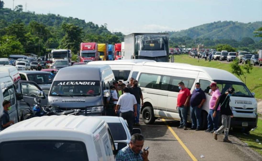 Los conductores de buses y taxis piden al Gobierno pueda darles rápida respuesta ante la crisis económica que atraviesan.