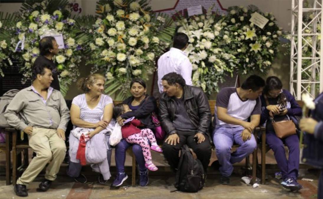 Simpatizantes del partido de todas las clases sociales esperan su turno para acercarse al ataúd de Alan García. Foto AFP.