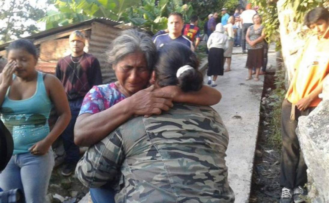 Una adulta mayor llora junto con otra mujer en el lugar denominado El Infiernito.