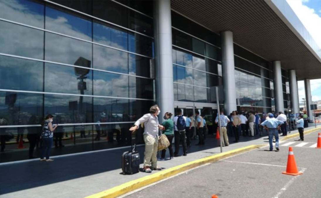 Los lustrabotas y cambistas de moneda local o extranjera no pueden permanecer dentro de las terminales de los aeropuertos.