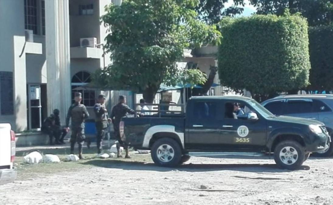 Tres elementos de la Policía Militar y un subinspector de la Policía Nacional identificado como Alberto Lanza Gallegos fueron abatidos en el rescate de 'El Porkys' donde participaron unos 20 sujetos fuertemente armados, según información de la Policía Nacional.