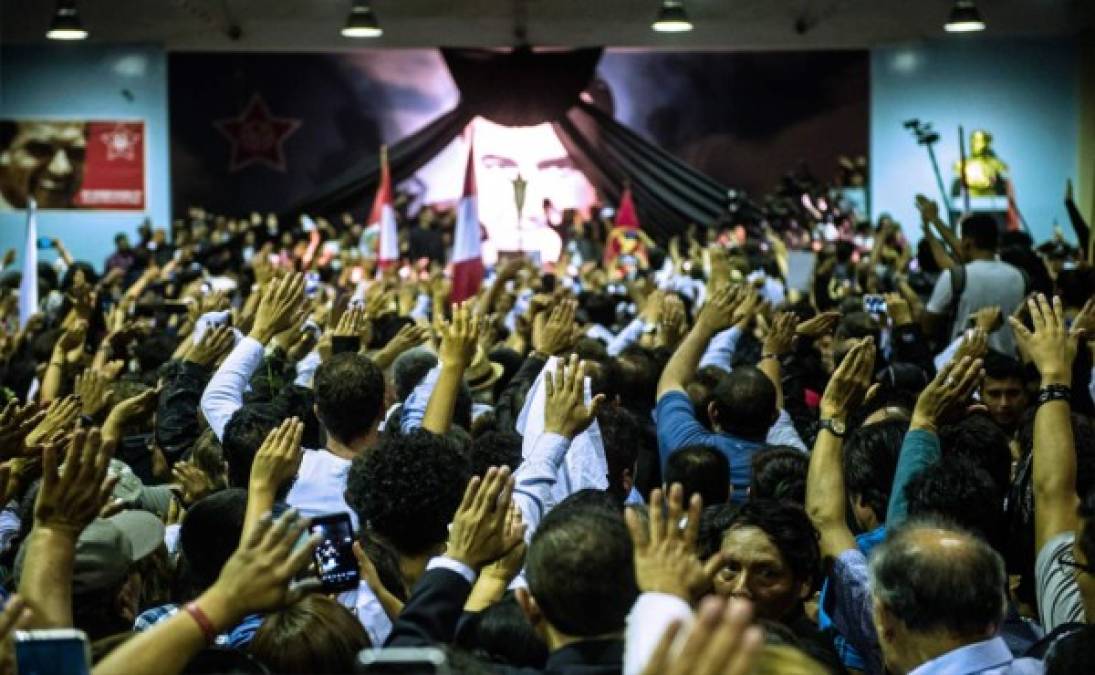 Los partidarios del expresidente peruano Alan García asisten a su velatorio cuando el ataúd con los restos llega a la sede de la Alianza Popular Revolucionaria Popular de Estados Unidos. Foto AFP.