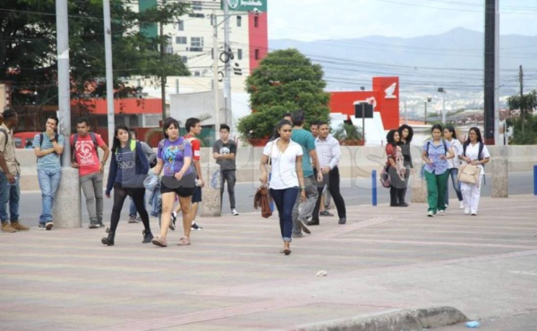 Estudiantes que iban a clases se vieron sorprendidos ante la toma de los encapuchados.