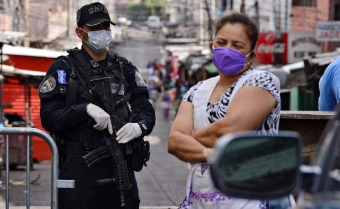 La mayoría de personas que llegaron para abastecerse de alimentos eran mujeres que llegaron con su mascarilla para evitar cualquier contagio del virus.