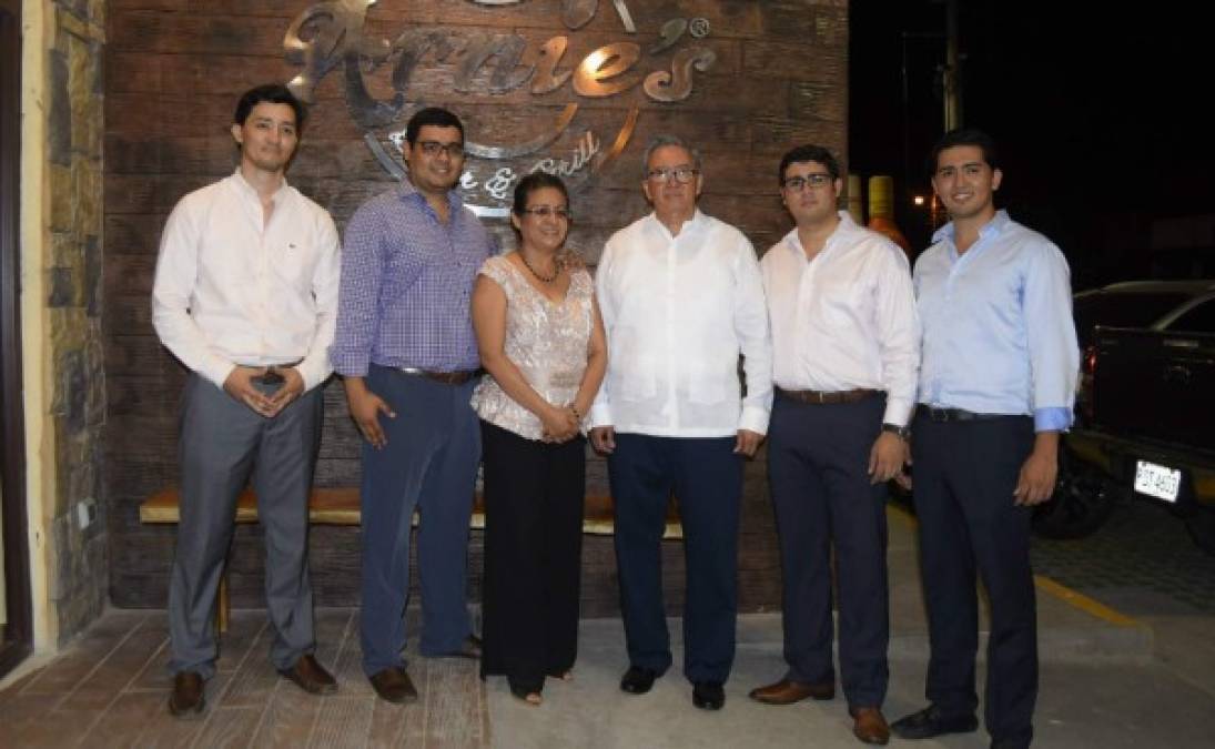 Alejandro, Fernando, Iris, Arnaldo, Arnaldo y Carlos Roberto Martínez.