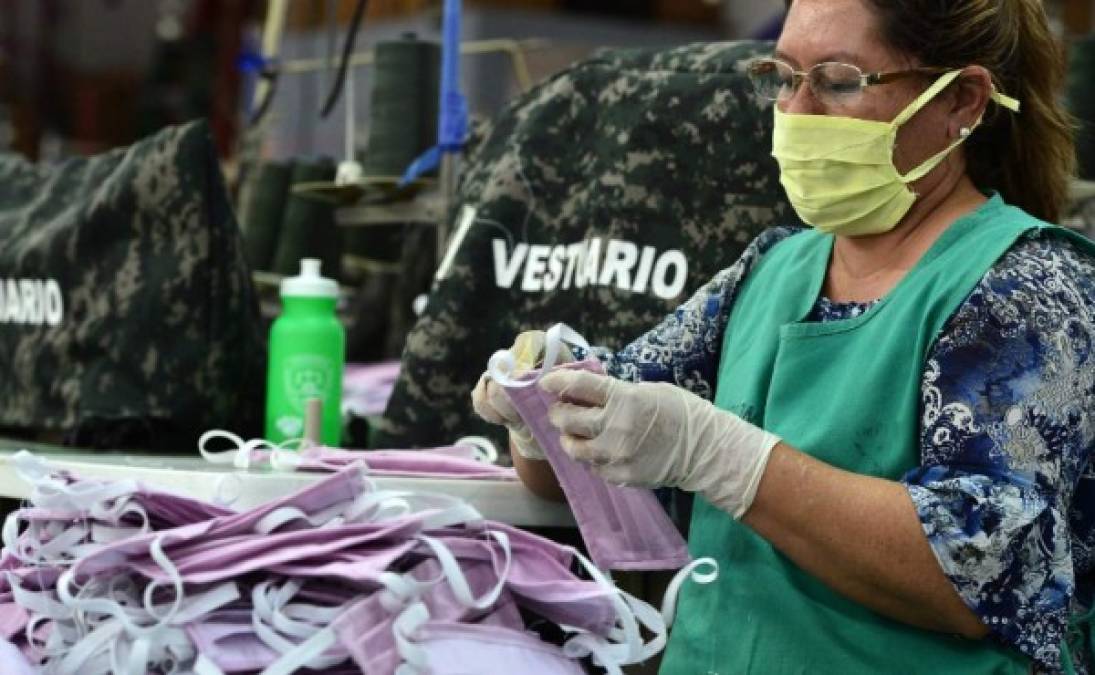 El personal de la Industria Militar de las Fuerzas Armadas de Honduras, realiza máscaras faciales para los miembros del sector de la Salud que están en primera línea en la lucha contra el nuevo coronavirus, COVID-19, en Tegucigalpa, el 1 de abril de 2020.