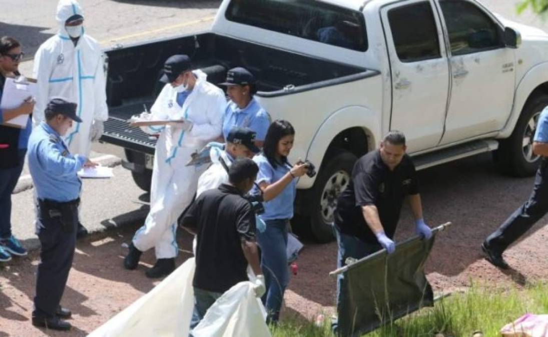 Ada Lizeth Mendoza, de 39 años, esposa de Lucio Rivera, un temido exjefe de una banda criminal, que se encuentra guardando prisión en el centro penal conocido como 'La Tolva' desde abril del presente año, fue asesinada. Investigaciones señalan que la mujer iba a visitar a Rivera cuando fue atacada. El cuerpo quedó tirado a un costado de la vía, mientras que el vehículo que conducía quedó estacionado a pocos metros.