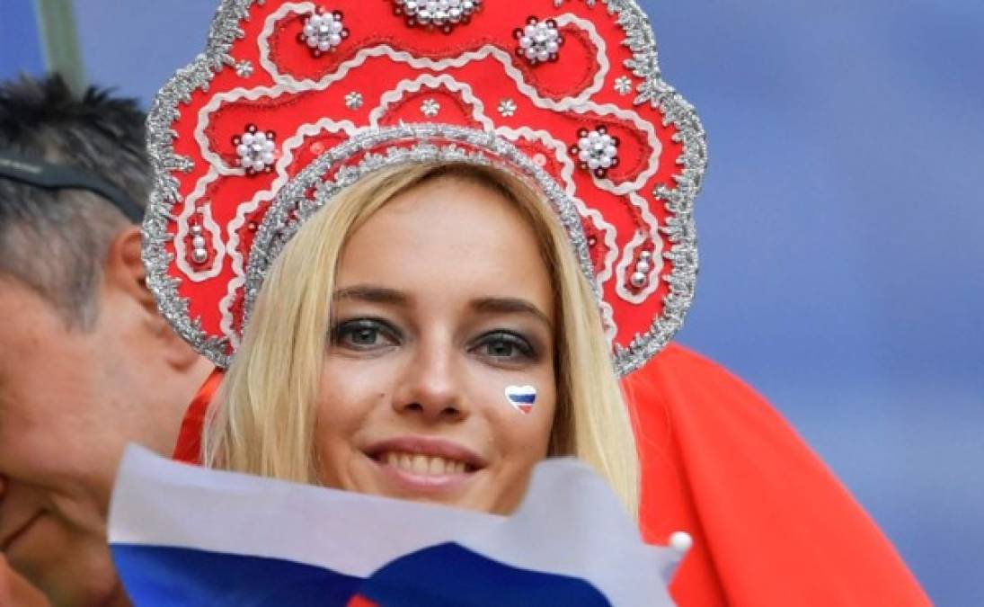 Las rusas engalanaron con su belleza las gradas del Samara Stadium. Foto AFP