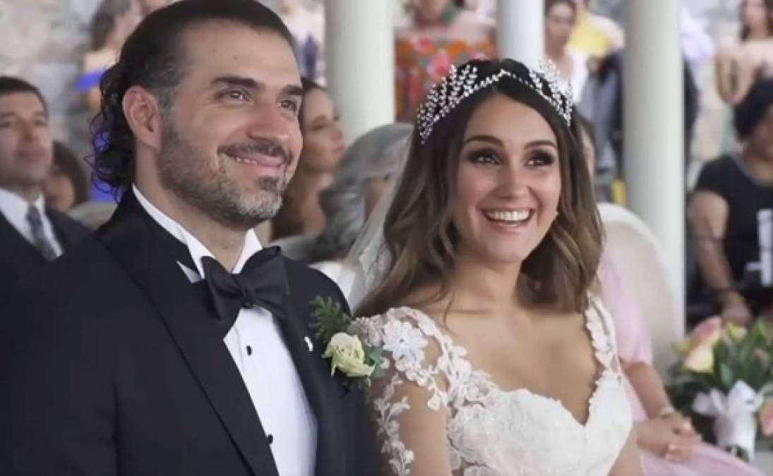 La cantante y actriz mexicana compartió con sus fanáticos la boda de ensueño que tuvo con el cineasta Paco Álvarez publicando una serie de fotos nunca antes vista de su enlace.