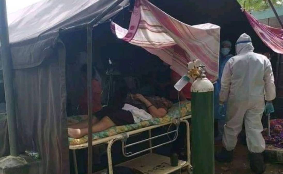 El fin de semana sufrieron más por la lluvia que azotó la carpa instalada donde son atendidos por el colapso del sistema hospitalario del sur de Honduras.