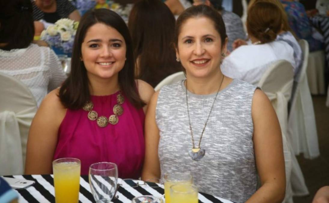 Cecilia Rodezno y Ana Abufele.